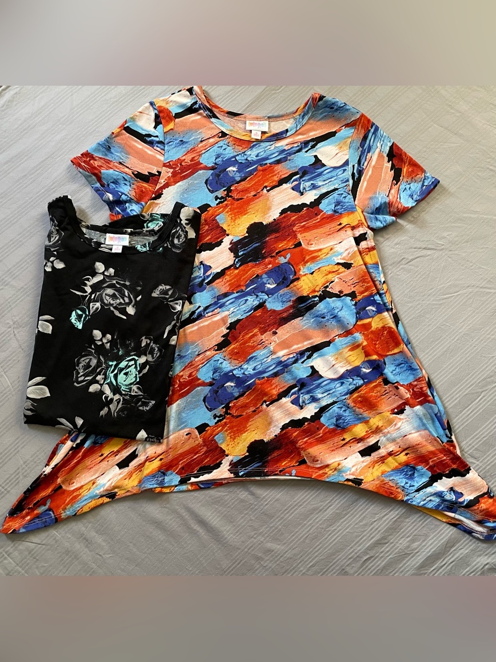 LuLaRoe Short Sleeve Top in Orange, Blue, Red & Cream Brushstroke Print